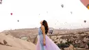 Di antara hamparan balon udara, Sarah Keihl tampil menawan ala Disney Princess [@sarahkeihl]