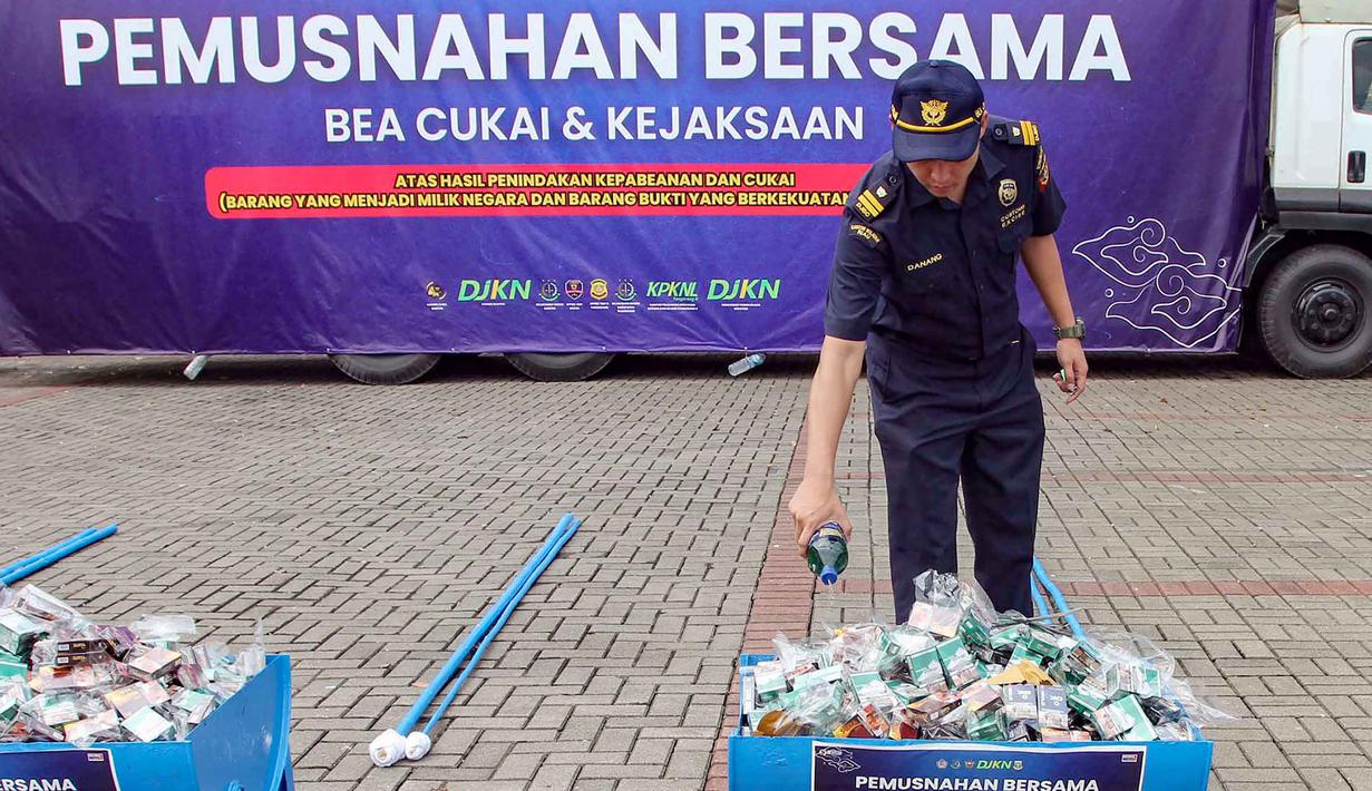 Barang-barang tersebut terdiri dari 41,5 juta batang hasil tembakau ilegal, termasuk 33,2 juta batang milik Bea Cukai dan 8,3 juta batang hasil penindakan Kejaksaan, serta 940,89 liter minuman mengandung etil alkohol (MMEA), 10 ribu gram tembakau iris, dan sejumlah barang bukti elektronik. Tampak dalam foto, petugas melakukan pemusnahan barang ilegal hasil penindakan di bidang kepabeanan dan cukai di ICE BSD City, Tangerang, Rabu (12/11/2025). (merdeka.com/Arie Basuki)