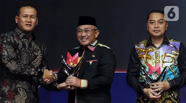 Deputi Bidang Komunikasi Informasi dan Aparatur Koordinator Bidang Politik Hukum Dan Keamanan Marsda TNI Arif Mustofa (kiri) memberikan penghargaan Program Reformasi Birokrasi kepada Wali Kota Depok Mohammad Idris pada acara Merdeka Awards 2023 di SCTV Tower, Jakarta, Rabu (30/8/2023). Mohammad Idris mengatakan, Kota Depok merupakan salah satu kota penyangga yang mempengaruhi kecerdasan kota lainnya. (merdeka.com/Imam Buhori)