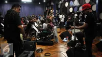 Gitaris kotak, Cella (kanan) dan Baron saat melakukan latihan di studio Erwin Gutawa, Jakarta.  Jumat (21/08/2015). Mereka akan memeriahkan HUT SCTV ke-25 pada 24 Agustus 2015 mendatang. (Liputan6.com/Panji Diksana)