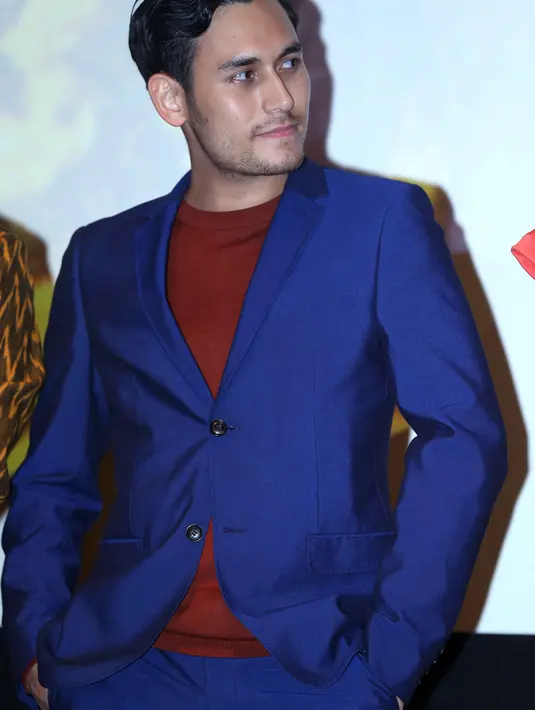 Ditemui usai premiere film Negeri van Orange di Epicentrum, Jaksel, beberapa waktu lalu, aktor kelahiran Mainz, Jerman, 28 tahun yang lalu ini tampil gagah dalam jas biru yang membalut kaos oranye yang dipakainya. (Nurwahyunan/Bintang.com)