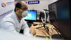 Petugas medis Rumah Sakit Umum Universitas Kedokteran Tianjin melakukan pemeriksaan daring via ponsel di Tianjin, 3 Maret 2020. RS itu meluncurkan pemeriksaan dan pemberian resep secara daring serta pengiriman obat untuk membantu mencegah kemungkinan infeksi silang virus corona. (Xinhua/Li Ran)