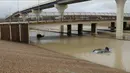 Sejumlah kendaraan terendam air banjir di Houston, Texas, Amerika Serikat (AS), 22 September 2020. Badai tropis Beta yang membawa guyuran hujan ke Texas menyebabkan sejumlah titik di wilayah tersebut tergenang banjir. (Xinhua/Chengyue Lao)