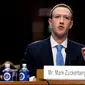 CEO Facebook Mark Zuckerberg memberikan kesaksian di hadapan Kongres dan Senat AS di Capitol Hill, Washington, Senin (10/4). Zuckerberg membuka sesi dengar pendapat di depan sejumlah senator dengan kalimat, "saya minta maaf." (AP Photo/Andrew Harnik)