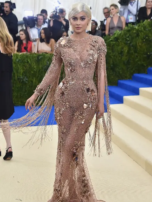 Tidak hanya Kylie, acara tahunan ini juga dihadiri oleh selebriti lainnya seperti Kendall Jenner, Selena Gomez beserta The Weeknd, Jennifer Lopez dan Alex Rodriguez, dan yang lainnya. (AFP/Bintang.com)