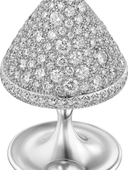 Clash [Un]limited ring, 18k white gold, onyx, diamonds yang dipakai Lily Collins (Foto: Cartier)