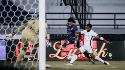 Gol yang ditunggu Arema lahir di menit 30. Tendangan bebas Carlos Fortes (tengah) menembus gawang Persipura yang dikawal Fitrul Dwi. Bola berubah arah akibat menyentuh kepala pemain Persipura yang jadi pagar betis. (Bola.com/Maheswara Putera)