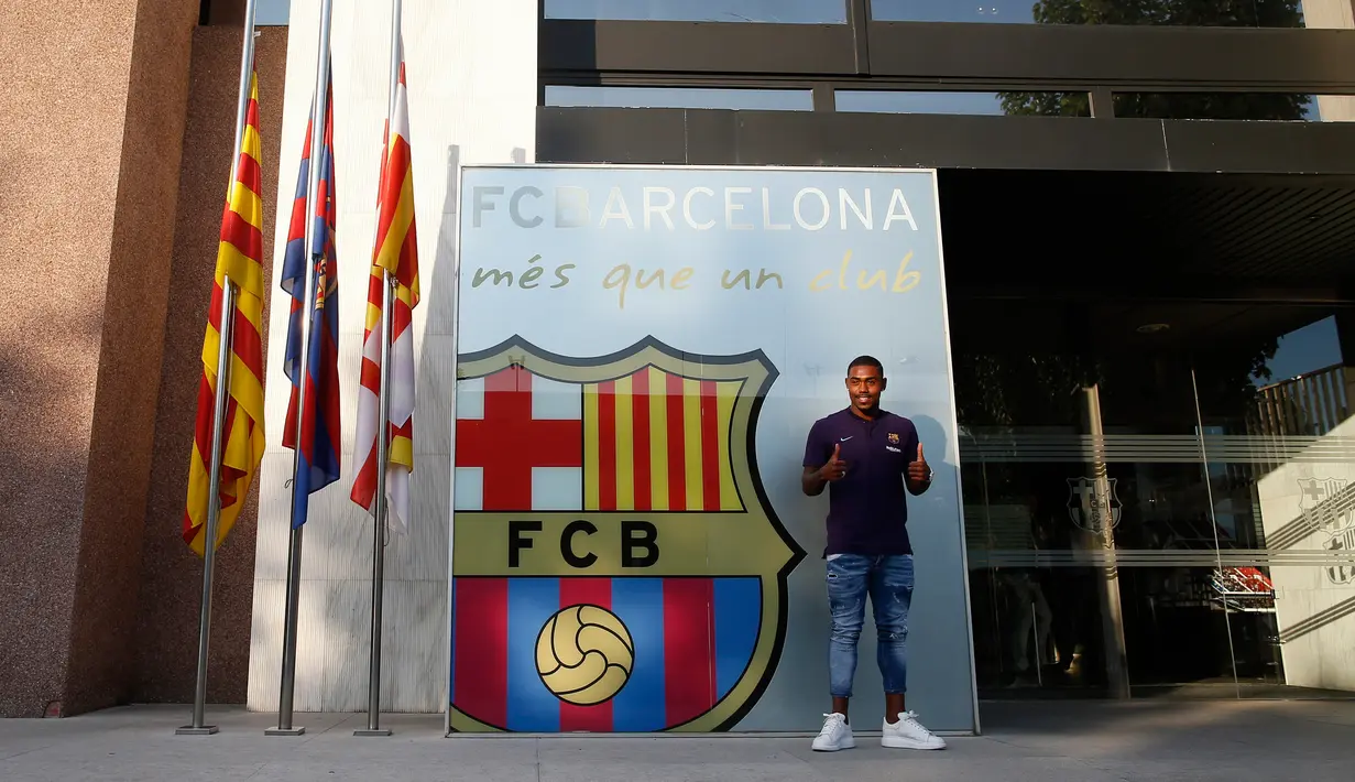 Pesepakbola muda Brasil, Malcom Filipe Silva de Oliveira berpose untuk awak media setibanya di stadion Camp Nou,  Selasa (24/7). Malcom mendapatkan kontrak jangka panjang dari Barcelona berdurasi lima tahun. (AP Photo/Manu Fernandez)