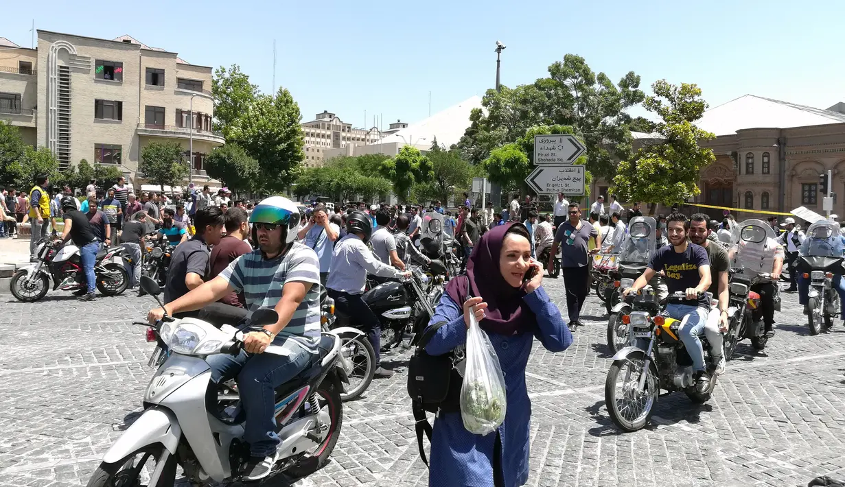 Suasana di depan parlemen Iran usai terjadi penyerangan,  Rabu (7/6). Orang-orang bersenjata melakukan serangan ke parlemen Iran dan makam pendiri revolusioner Ruhollah Khomeini. (AFP/ATTA KENARE)