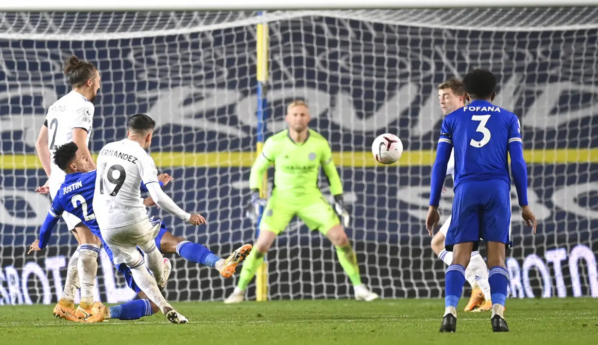Pemain Leeds United Pablo Hernandez menendangan bola ke gawang Leicester City pada pertandingan Liga Premier Inggris di Elland Road, Leeds, Inggris, Senin (2/11/2020). Leicester City membantai Leeds United dengan skor 4-1. (Michael Regan/Pool via AP)