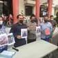 Polisi menahan majikan pengangiaya ART di Surabaya. (Dian Kurniawan/Liputan6.com)