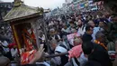 Sejumlah pendeta hindu Nepal membawa patung dewa untuk perayaan Seto Machindranath di Kathmandu, Nepal (4/4). Dalam ritual ini, setiap tahun mereka memandikan dan mengecat ulang patung dewa Seto Machindranath. (AP Photo / Niranjan Shrestha)
