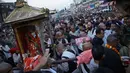 Sejumlah pendeta hindu Nepal membawa patung dewa untuk perayaan Seto Machindranath di Kathmandu, Nepal (4/4). Dalam ritual ini, setiap tahun mereka memandikan dan mengecat ulang patung dewa Seto Machindranath. (AP Photo / Niranjan Shrestha)