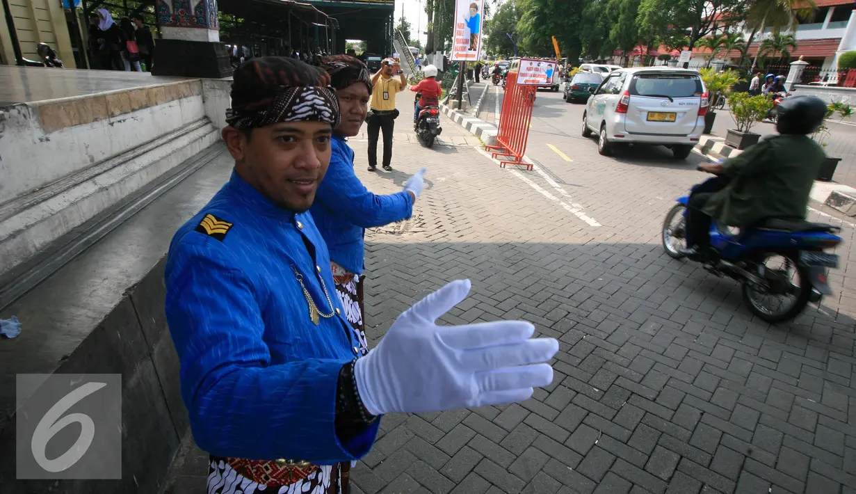 Petugas dari UPT Malioboro mengatur motor di taman parkir Abu Bakar Ali Yogyakarta, (5/4). Terhitung sejak 4 April, kawasan Malioboro bebas dari parkir yang direlokasi ke Taman Parkir Abu Bakar Ali. (Liputan6.com/Boy Harjanto)
