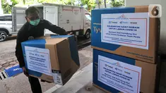 Petugas mengangkat bantuan APD (Alat Pelindung Diri) Saint Gobain Group kepada Sudin Kesehatan Jakarta Selatan di Jakarta, Kamis (2/4/2020). Bantuan untuk tenaga medis di 8 RSUD di Jakarta Selatan sebagai titik konsentrasi terbesar wabah COVID-19 di Jakarta. (Liputan6.com/HO/Iwan)