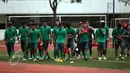 Sejumlah pemain timnas Indonesia U-23 terlihat meninggalkan lapangan ITE College Center, Singapura, Minggu (31/5/2015). Timnas Indonesia U-23 akan melakoni laga perdana di Sea Games 2015 melawan Myanmar, 2 Juni mendatang. (Liputan6.com/Helmi Fithriansyah)