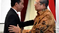 Presiden Joko Widodo bersalaman dengan Presiden RI ke-6 Susilo Bambang Yudhoyono di Istana Merdeka, Jakarta, Jumat (27/10). Pertemuan antara Jokowi dan Ketum Partai Demokrat itu berlangsung pada pukul 14.09 WIB. (Laily Rachev / Biro Pers Setpres)