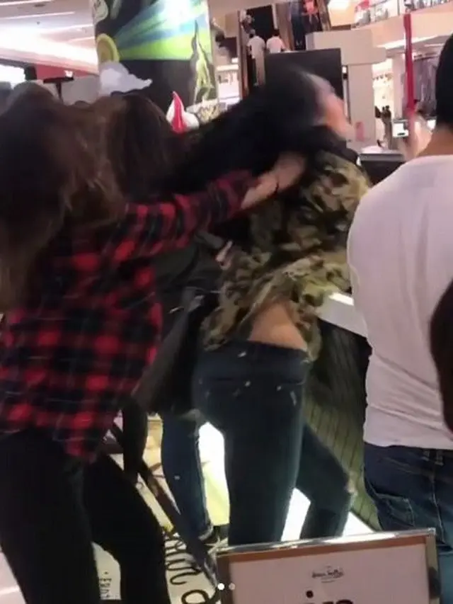 [Bintang] Jennifer Dunn Dilabrak Anak Selingkuhannya