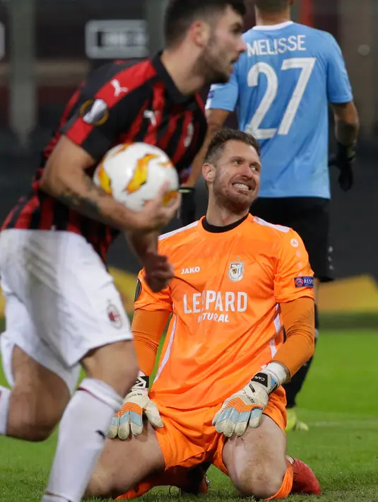 Reaksi penjaga gawang F-91 Dudelange, Landry Bonnefoi usai AC Milan mencetak gol kedua mereka saat bertanding dalam laga kelima Grup F Liga Europa di Stadion San Siro, Milan, Italia, Kamis (29/11). AC Milan menang 5-2. (AP Photo/Luca Bruno)