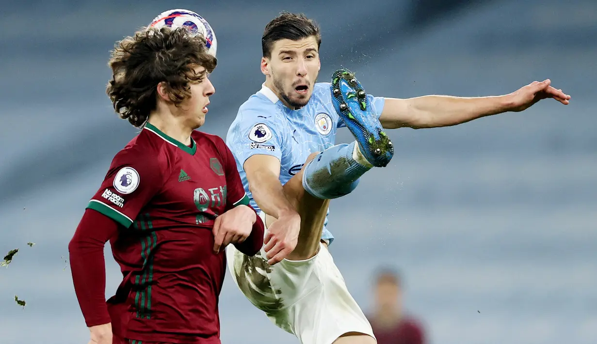 Ruben Dias (Manchester City) - Kehadiran Diaz di jantung pertahanan membuat City menjadi tim yang paling sedikit kebobolan yakni hanya kebobolan 32 kali dari 37 laga. Skuat Pep Guardiola itu juga sukses menjadi juara Liga Inggris dan melaju ke partai final Liga Champions. (AFP/Clive Brunskil/Pool)