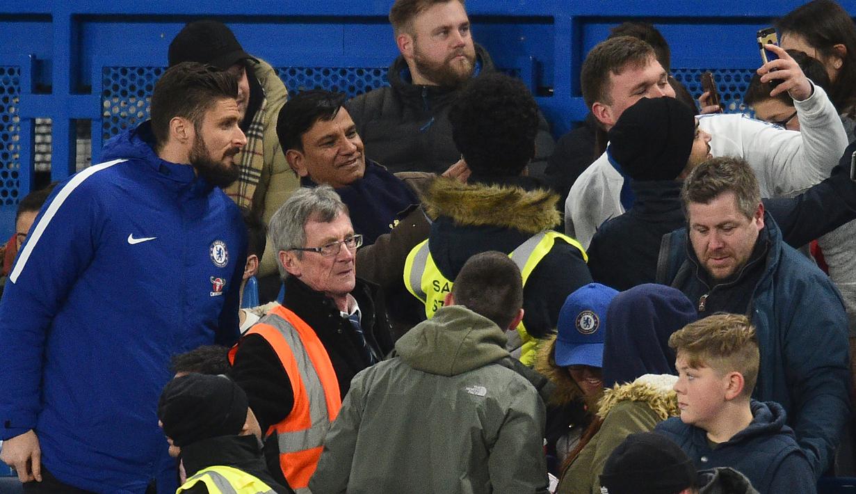 Fans Chelsea ramai-ramai berfoto dengan Olivier Giroud (kiri) saat timnya melawan Bournemouth pada laga Premier League pekan ke-25 di Stamford Bridge, London (31/1/2018). Giroud direkrut Chelsea dengan mahar 18 juta pounds.  (AFP/Glyn Kirk)