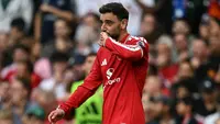 Gelandang Manchester United asal Portugal, #08 Bruno Fernandes, melakukan selebrasi setelah mencetak gol ketiganya, sekaligus gol keempat bagi timnya, dalam pertandingan Liga Inggris antara Manchester United dan Ipswich Town di Old Trafford, Manchester, Inggris barat laut, pada 30 Agustus 2026. (Paul ELLIS / AFP)