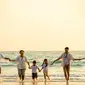 Ilustrasi keluarga bahagia liburan bersama. (Shutterstock/CandyRetriever)
