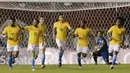 Para pemain Brasil merayakan gol penyeimbang yang dicetak Dani Alves ke gawang Paraguay pada kualifikasi Piala Dunia 2018 du Stadion Chaco, Paraguay, Rabu (30/3/2016). Kedua tim bermain imbang 2-2. (Reuters/Mario Valdez)