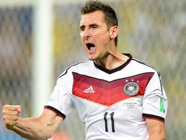 Perhelatan Piala Dunia sebagai ajang akbar sepak bola sejagad 4 tahunan telah menghasilkan beberapa pemain yang mampu tampil tajam dengan menyumbang banyak gol. Hingga edisi 2018, tercatat 5 pemain menguasai daftar sebagai pencetak gol terbanyak alias top skor Piala Dunia sepanjang masa. Tak ada nama pemain aktif dalam daftar tersebut. Mau tahu siapa saja kelima pemain tersebut? Yuk disimak uraiannya berikut ini. (AFP/Javier Soriano)