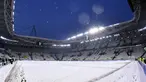 Suasana Allianz Stadium di Turin, Italia, (25/2). Salju tebal yang menutupi lapangan membuat pertandingan lanjutan Serie A Italia antara Juventus melawan Atalanta harus ditunda. (Alessandro Di Marco / ANSA via AP)