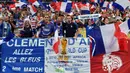 Para suporter memberikan dukungan saat Prancis menjamu Belanda pada laga UEFA Nations League di Stade de France, Paris, Minggu (9/9/2018). Prancis menang 2-1 atas Belanda. (AFP/Anne-Christine Poujoulat)