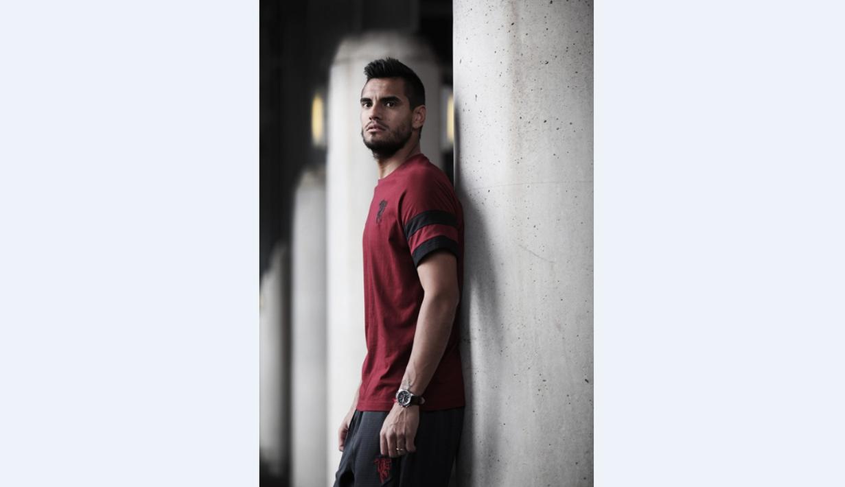 Kiper Manchester United, Sergio Romero, didaulat menjadi salah satu bintang iklan jam tangan resmi MU. (Manutd.com)