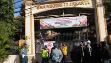 Akibat peristiwa ini, 54 siswa dikabarkan mengalami luka-luka. Tampak dalam foto, petugas kepolisian dan personel militer berjaga di gerbang SMAN 72 Jakarta pada Jumat 7 November 2025. (AP Photo/Dita Alangkara)