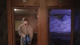 Petugas mengenakan pakaian pelindung menyemprotkan Disinfektan untuk mencegah penyebaran virus corona Covid-19 di Karaoke di Seoul, Korea Selatan, (13/3/2020). Penyemprotan disinfektan terus dilakukan di setiap sudut tempat di Korsel. Salah satunya sampai ke tempat karaoke. (AP Photo/Ahn Young-joon)