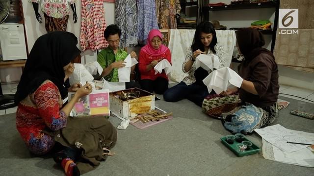 Kampung Palbatu memiliki deretan tembok yang dibatik. Disini, warga juga bisa belajar membatik tanpa bayaran.