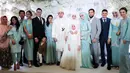 Sejumlah artis Indonesia yang menjadi bridesmaid didampingi pasangannya berfoto bersama saat pernikahan Laudya Cynthia Bella dan Engku Emran. (instagram/titi_kamall)