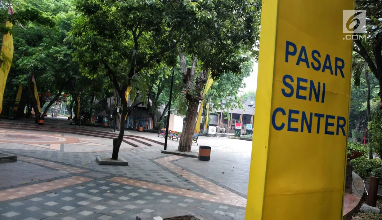 Suasana Pasar Seni Ancol yang terlihat sepi, Jakarta, Selasa (17/10). Pasar Seni sendiri dulu dikenal sebagai salah satu kawasan wisata yang paling diminati oleh para turis mancanegara maupun lokal. (Liputan6.com/Faizal Fanani)