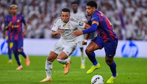 Kylian Mbappe dari Real Madrid berebut bola dengan Ronald Araujo dari Barcelona dalam pertandingan La Liga di Santiago Bernabeu, Minggu, 26 Oktober 2025. (AP Photo/Manu Fernandez)&nbsp;&nbsp;&nbsp;