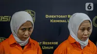 Tersangka kasus penipuan Si kembar Rihana dan Rihani ditunjukkkan kepada wartawan rilis kasus di gedung Ditreskrimum Polda Metro Jaya, Jakarta, Selasa (4/7/2023). (Liputan6.com/Faizal Fanani)