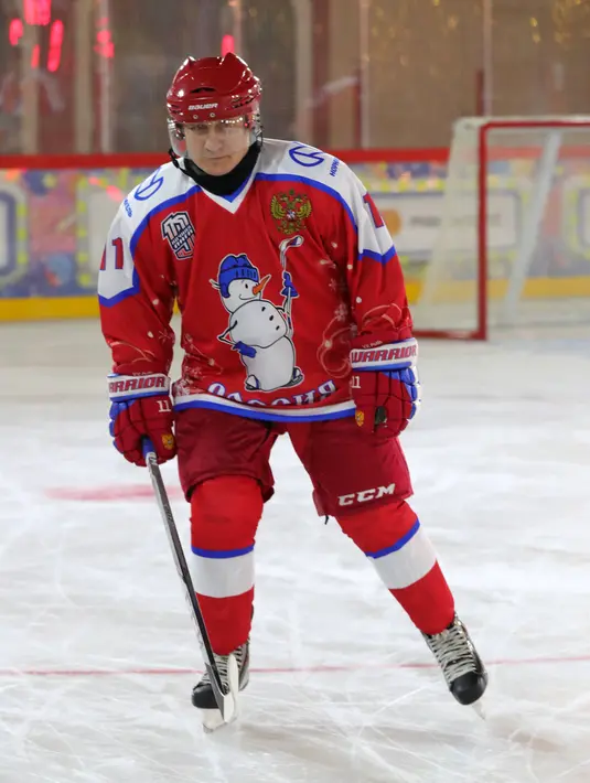 Presiden Rusia Vladimir Putin mengikuti pertandingan eksihibisi Night Hockey League di gelanggang es di Lapangan Merah, Moskow, Rabu (25/12/2019). Night Hockey  merupakan turnamen berisi gabungan klub dan pemain amatir. (Alexey DRUZHININ/SPUTNIK/AFP)