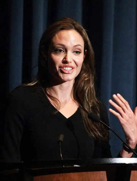 Sejak gugatan cerai diajukan Angelina Jolie pada September 2016 lalu, ia juga menyertakan hak asuh penuh keenam anak jatuh ke tangannya. Selain itu juga, Jolie membawa mereka jauh dari keberadaan Pitt. (AFP/Bintang.com)