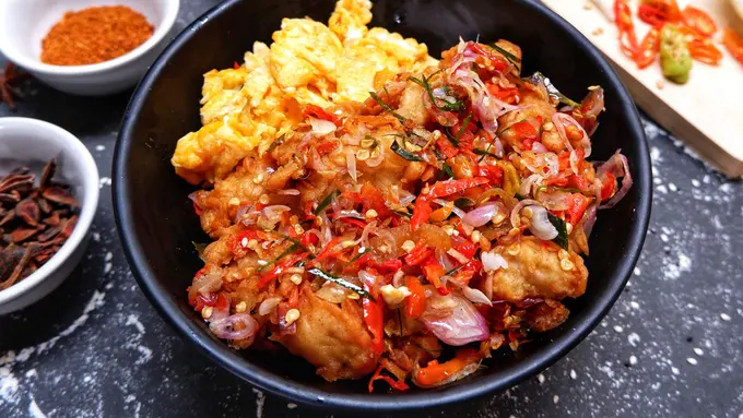 orak-arik telur sambal matah