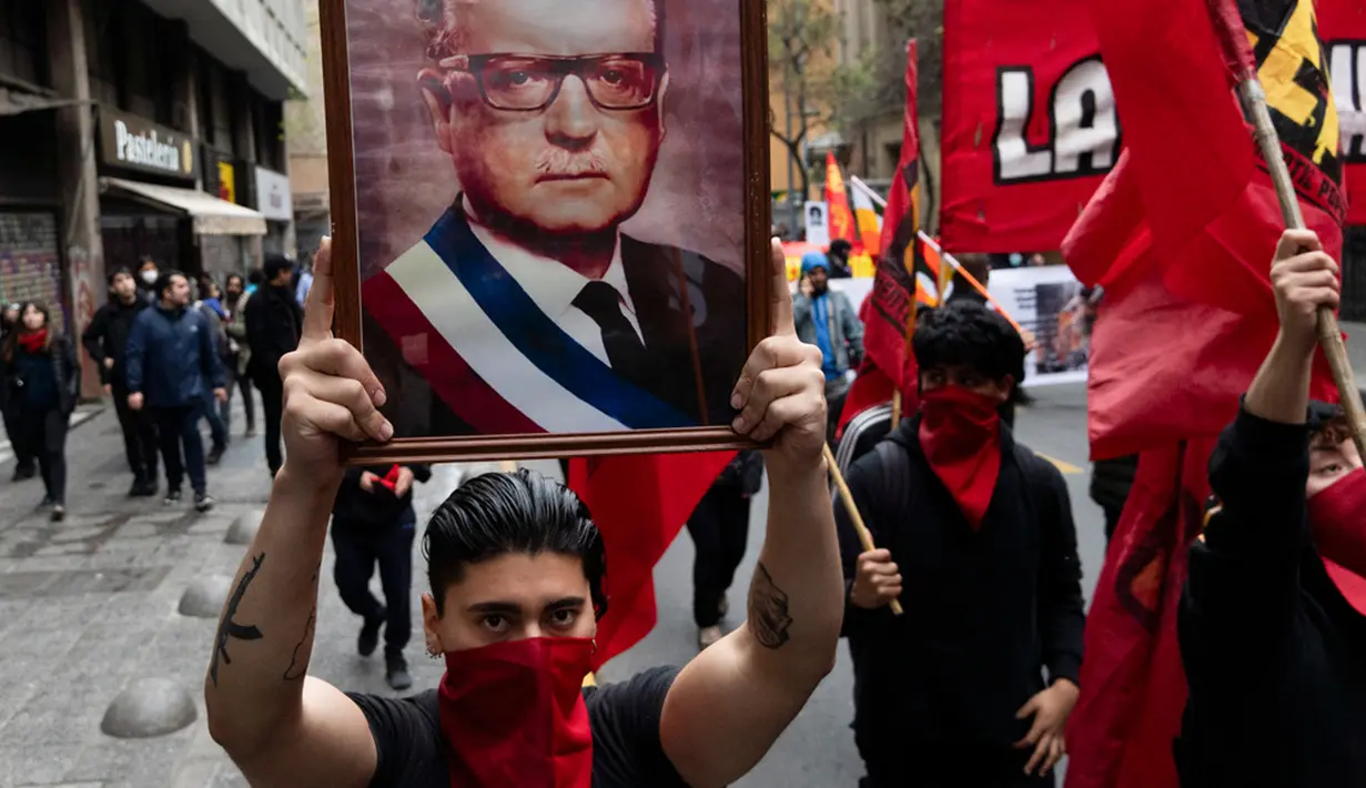 Presiden Gabriel Boric dan mitranya, Irina Karamanos, ikut serta bergabung dengan para pengunjukrasa ketika mereka tiba di Istana Kepresidenan La Moneda. (AP Photo/Matias Basualdo)