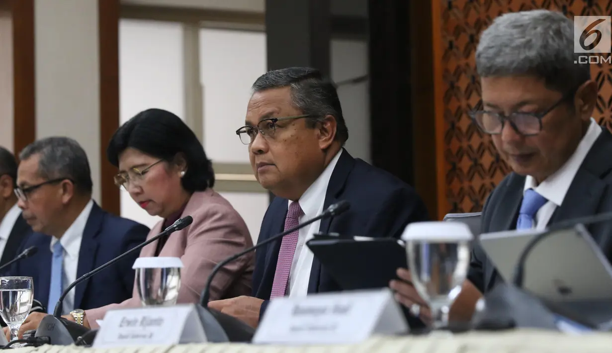 Gubernur BI Perry Warjiyo (dua kanan) memberi keterangan pers hasil Rapat Dewan Gubernur di Kantor BI, Jakarta, Kamis (19/9/2019). Bank Indonesia menurunkan suku bunga acuan BI 7 Days Reverse Repo Rate (BI7DRRR) sebesar 25 basis poin (bps) menjadi 5,25 persen. (Liputan6.com/Angga Yuniar)