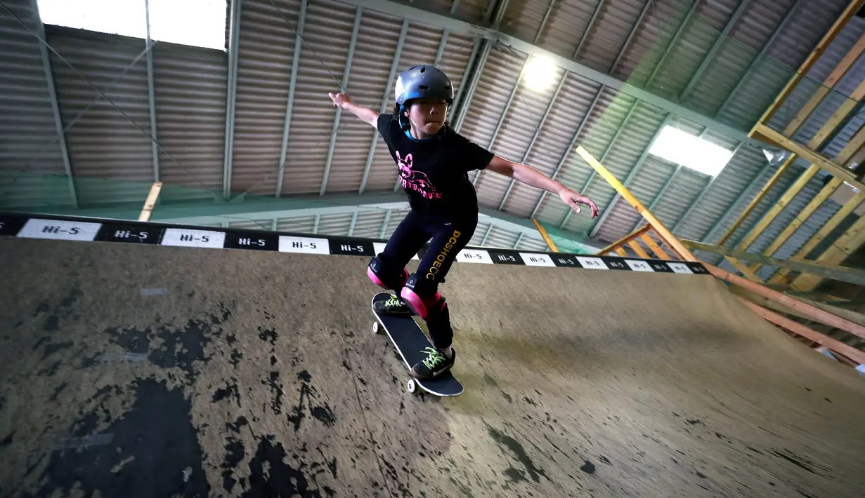 Skateboarder Misugu Okamoto menunjukkan keterampilannya saat sesi latihan di Kota Ama, Prefektur Aichi, Jepang, 2 Juli 2019. Okamoto membuat skateboarding terlihat sangat mudah dengan tekniknya yang mengalir lancar. (Behrouz Mehri/AFP)