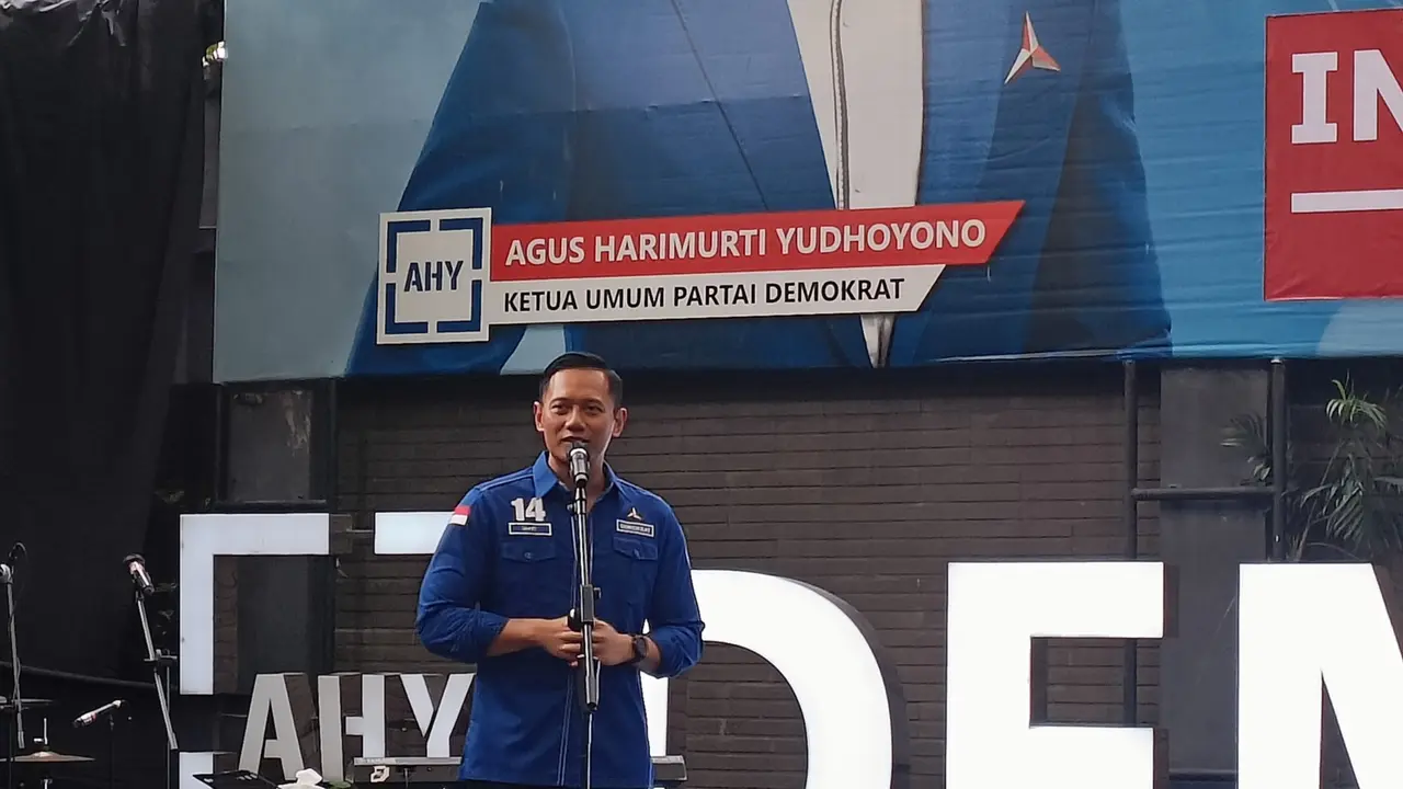 Ketua Umum Partai Demokrat Agus Harimurti Yudhoyono (AHY) saat berpidato di Kantor DPP Partai Demokrat, Jakarta, Jumat (8/3/2024). (Merdeka.com/Alma Fikhasari)