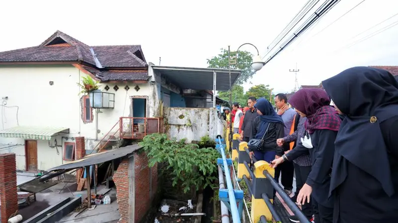 Bupati Banyuwangi Ipuk Fiestiandani memantau kawasan pemukiman yang rusak akibat diterjang banjir di bantaran Sungai Kalillo  ( Istimewa)