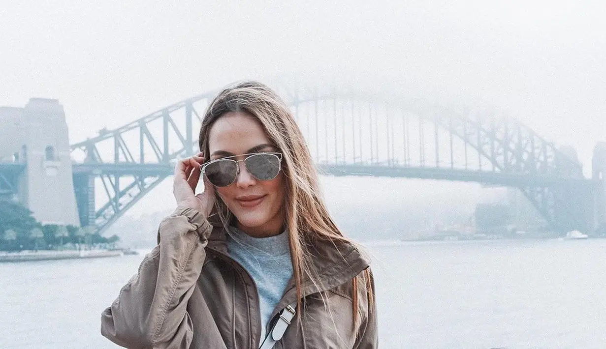 "Anak-anak juga suka nge-dance, mereka joget dan saya ikutan juga. Yang penting anak-anak happy dan buat kita tertawa. kondisi sekarang ini satu hal yang nggak boleh dilupakan adalah have fun dan tertawa itu yang buat kita kuat juga," jelasnya.  (Instagram/cathysharon)