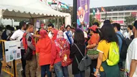 Penonton yang sudah memiliki tiket mulai mengantri di depan pintu Stadion Madya, Jakarta. (Liputan6.com/Cakrayuri Nuralam)