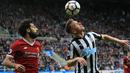 Pemain Newcastle United, Matt Ritchie (kanan) menjadi salah satu pemain yang menghasilkan assists terbanyak dengan total  empat kali pada laga Premier League hingga pekan ke-11. (AFP/Lindsey Parnaby)